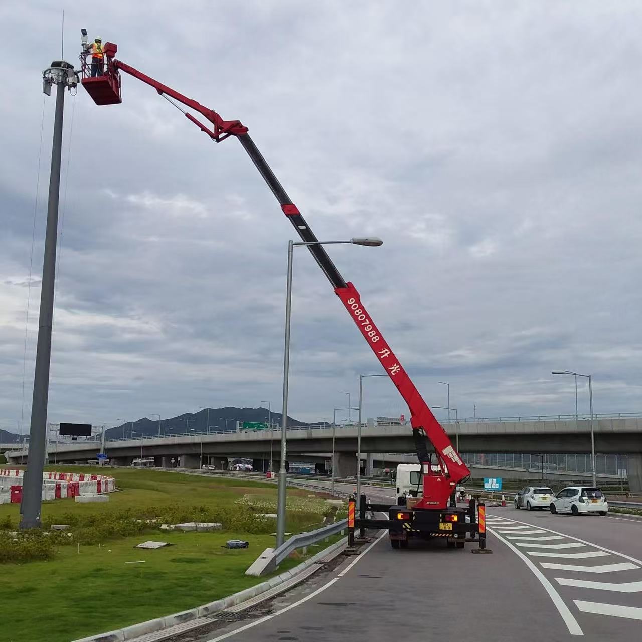 升光工程車在道路進行高空作業
